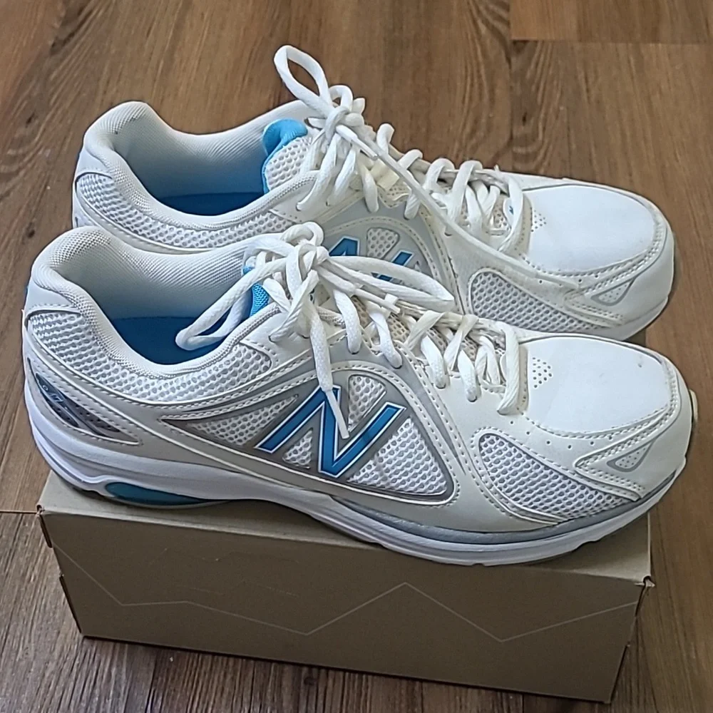 New Balance White and Sky Blue Athletic Shoes for women zise 10 used good condit